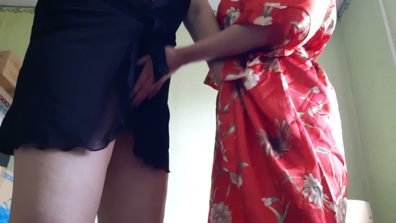 Lesbian-candys: 彼氏がシャワーを浴びている間、私は彼氏の母親を指で愛撫しています