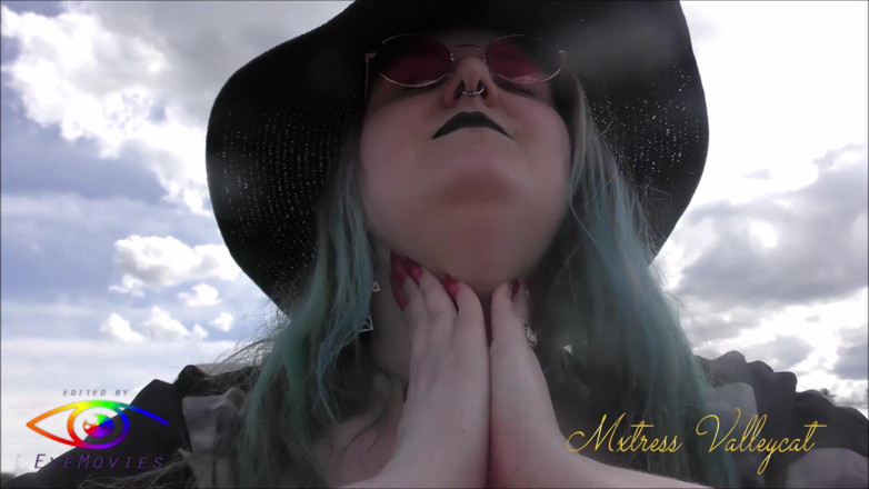Mxtress Valleycat: Watch silently as I apply sun cream