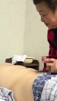 ¡Ella todavía está en activo! Abuela que se comería a sus propios descendientes vol. 4-8