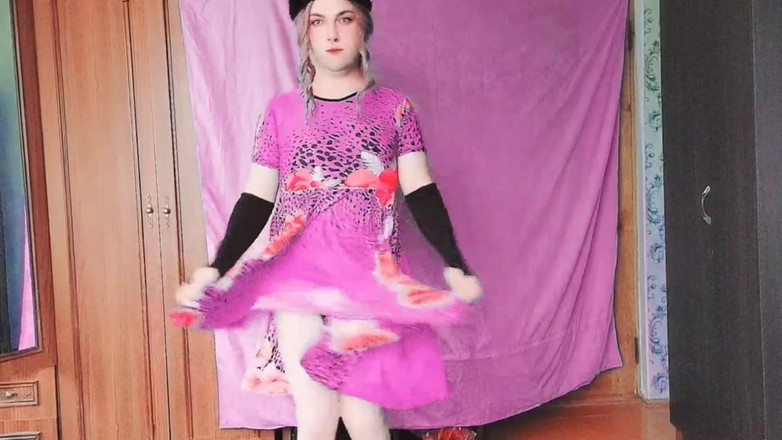 Kitty_Cross: Oyuncu kadın kılıklı büyük yumuşak halının üzerinde çapraz bacaklı oturuyor