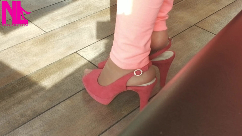 Nyllady: Shoeplay dengan kasut tumit tinggi di bar