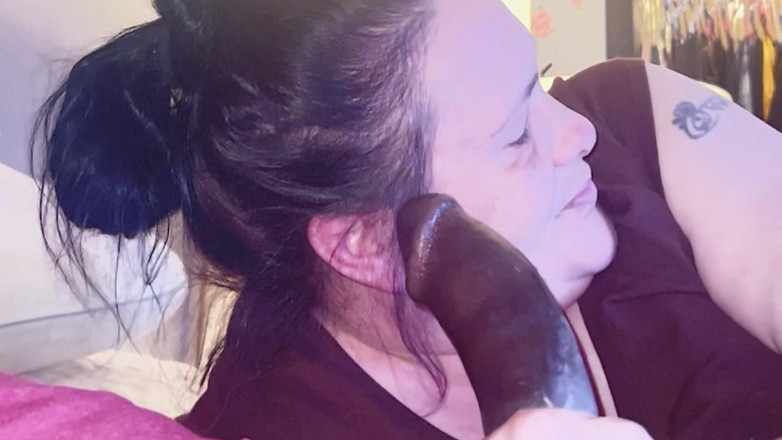 Magic gums: Горячий мясистый карлик сосет и хлюпает на большой черный член