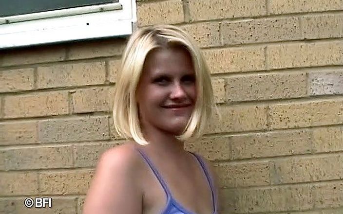 Pissing Girls: Nare blondine pist en krijgt een cumshot