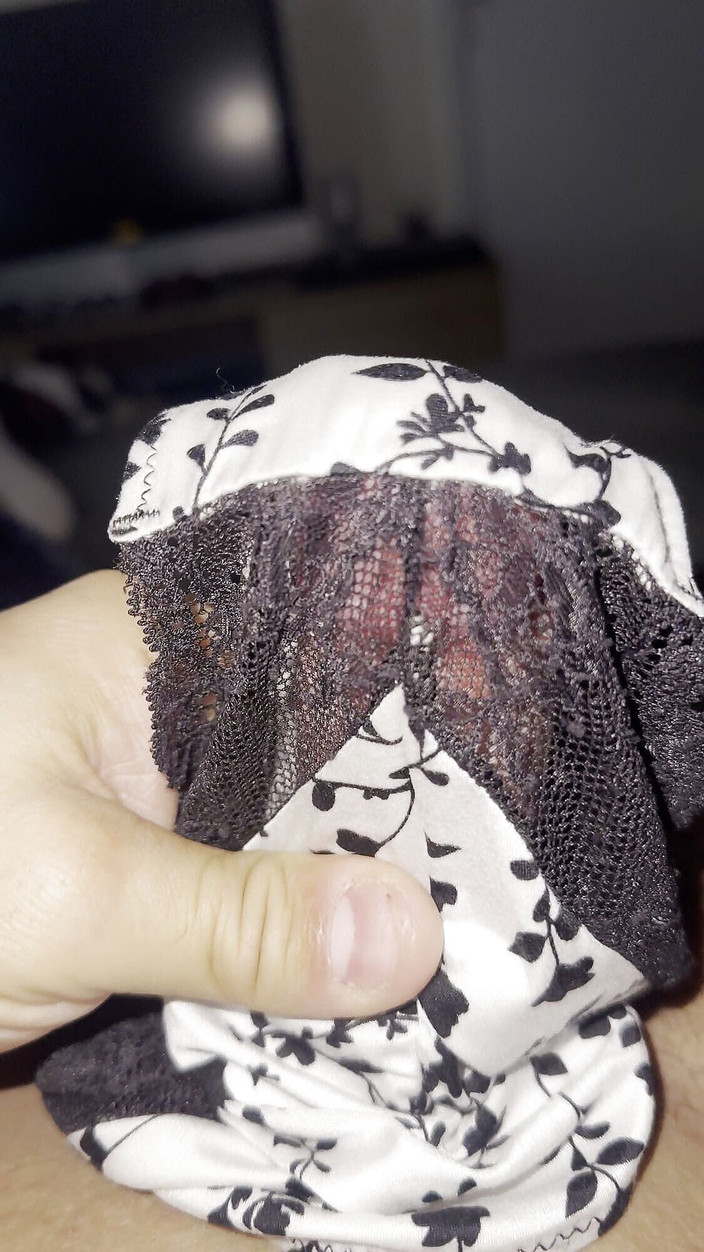 Bigbrook45: 새틴 시오후키와 정액으로 가득 찬 팬티에 사정