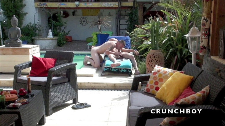 Crunch Boy: Fodida pelo hetero Guillaume Wayne na piscina.