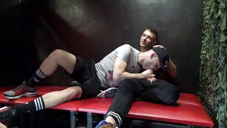 RAW PORN SPY CAM: Patrick Bauer fodido no bar por Romantik