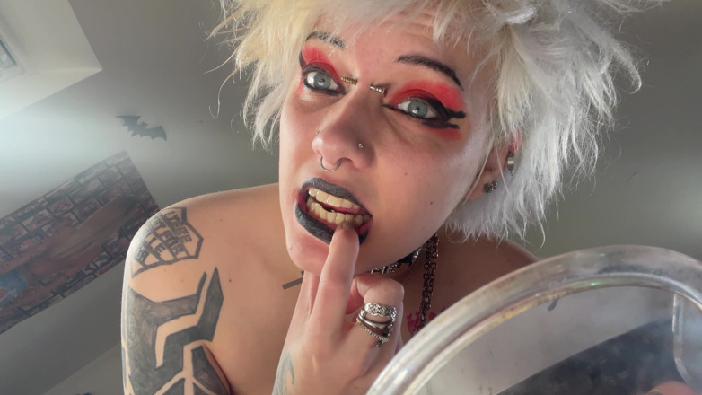 Glitterqueen1999: Glitterqueen1999 Mouth Tour with Mirror Black Lipstick