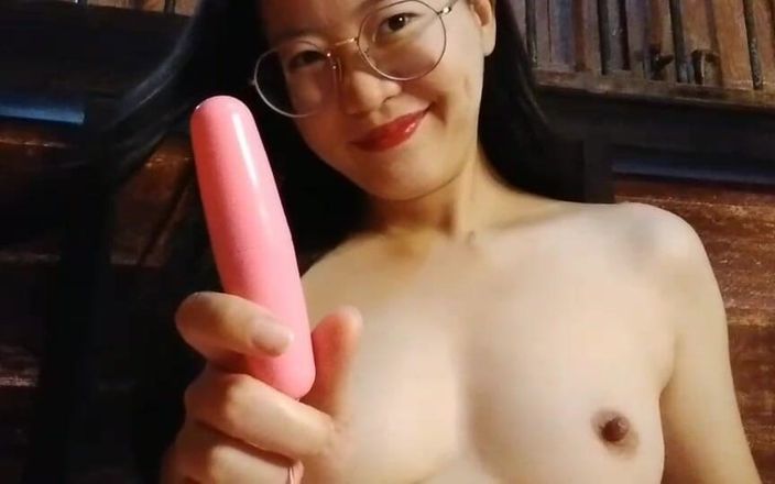 Thana 2023: Azgın Asyalı seksi kız amını, götünü ve göğüslerini gösteriyor 1