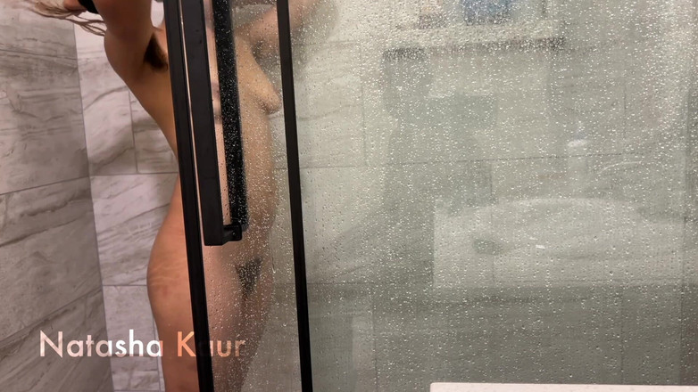 Natasha Kaur: POV: Oglądasz mnie pod prysznicem i sprzątam po seksie pod...