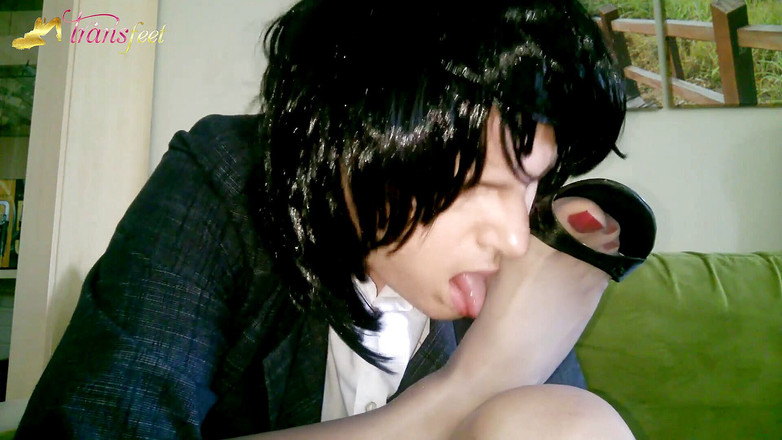 Trans and Cross-Dressers Feet: Транс лижет ее ступни в колготках, такой идеальный