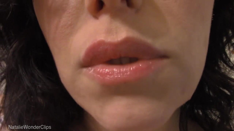 Natalie Wonder: 有光泽的嘴唇如此湿润多汁 - 说脏话的嘴唇挑逗