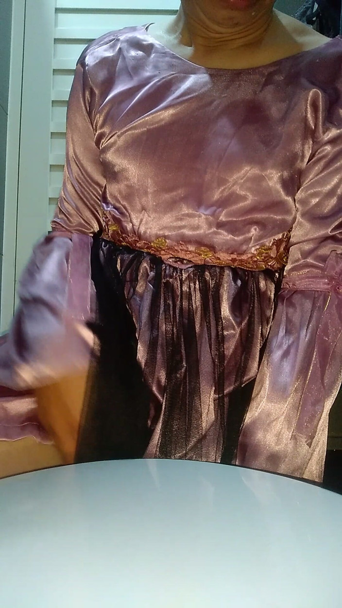 Naomisinka: Masturbando vestindo bonito e lindo satin longdress