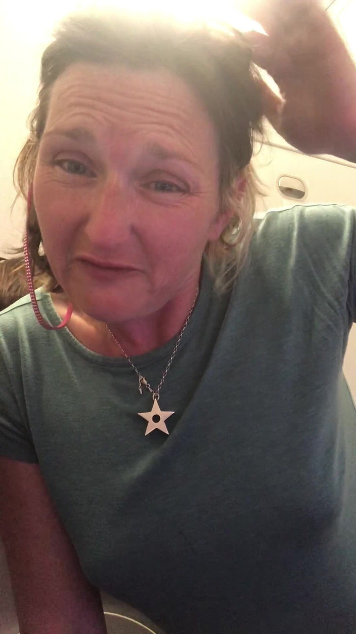 MistressWriggler: Enorme pis in het vliegtuig na vier uur vast te...