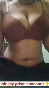 Chica india de al lado revela a sexy sujetador y pantalones cortos de mezclilla