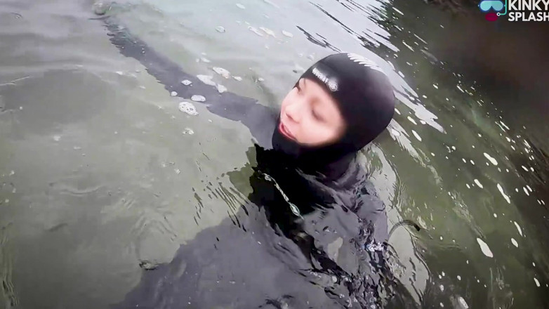 UKCuteGirl Lucy Lauren: Perjuangan wetsuit 8mm montok &amp; percikan air laut