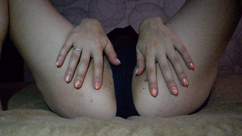 Julia SQuirt: Ніжно пестить пизду перед сном