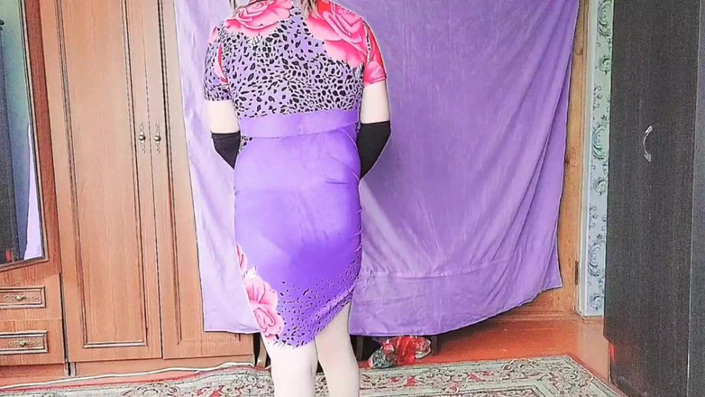 Kitty_Cross: Lekfull Shemale håller telefonen som tar söt spegel selfie