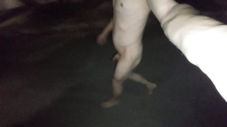 Dan Eagle: Passeggiata nuda all'aperto