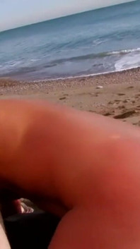 Piaszczysty seks na plaży z ładną dziwką analną