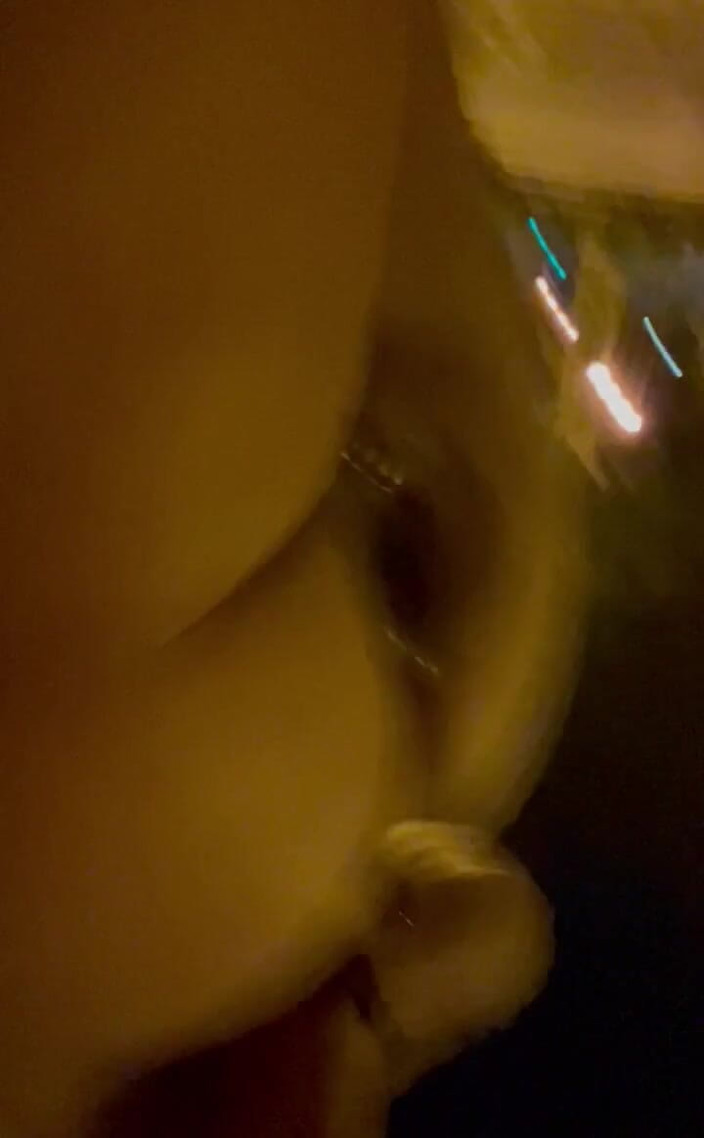 Ffunbutt: Excitée la nuit. Je sors la poubelle avec un gode...