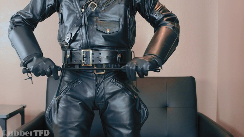 RubberTFD: Primo piano in pelle uniforme [Video pre-rilasciato]