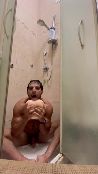 Grayalpha: Petite poupée sous la douche