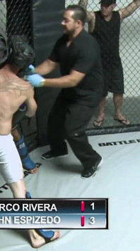 La perfetta ragazza bruna viene scopata da dietro