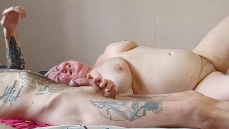 Zona901: Dziewczyna umiejętnie ssie kutasa i połyka spermę