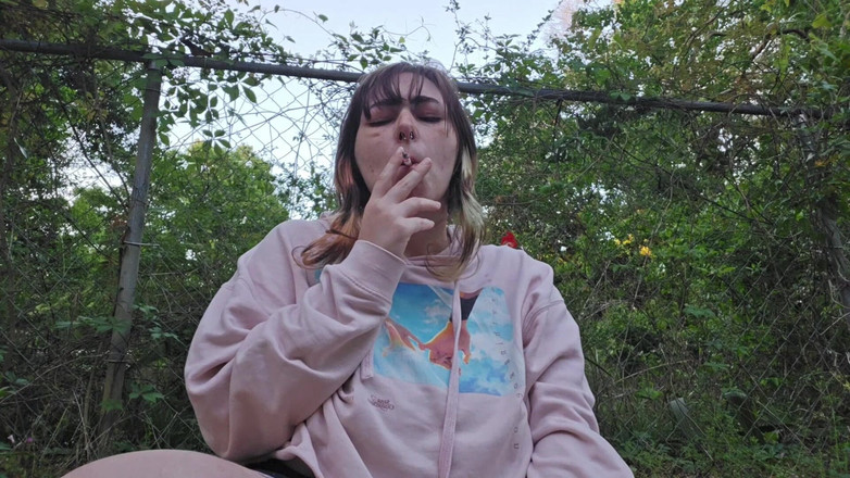 Mushroombitchx: Курю и соблазняю моих соседей