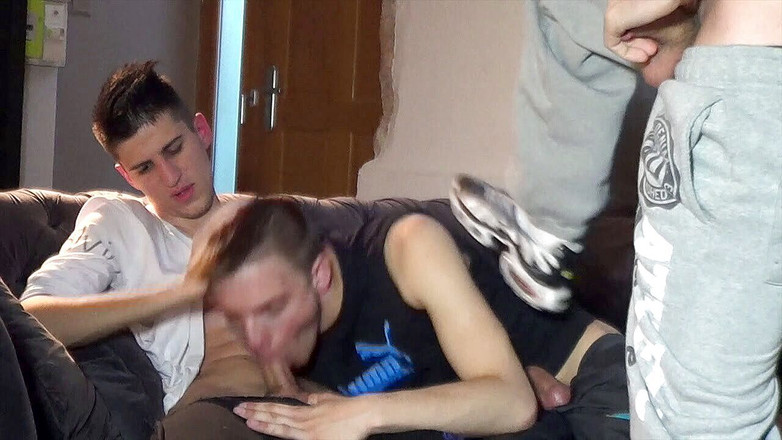 French Twinks Amator videos: Kevin dientot sama 2 cowok straight yang penasaran