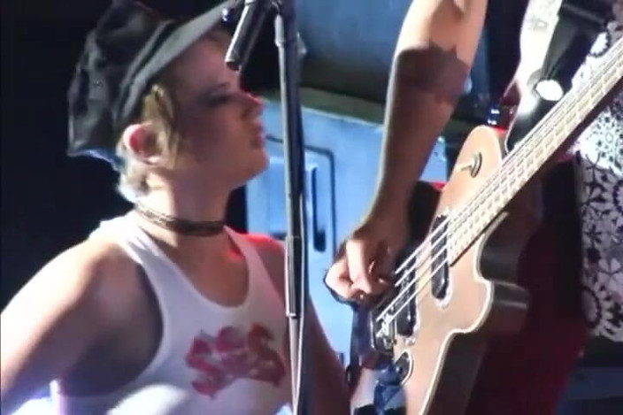 Mindful please XXX: Zwei Freundinnen Geben Gas Auf Einen Konzert