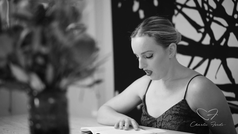 CharlieForde: Ode Ke Kesusasteraan Histerikal Yang Menampilkan Charlie Forde, Amber Moore