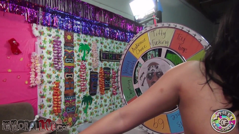 Immoral Live: Красивая азиатка Gia Grace показала свои натуральные сиськи DD