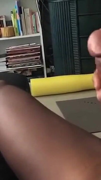 Mengusap batang gemuk saya memancut dengan begitu keras