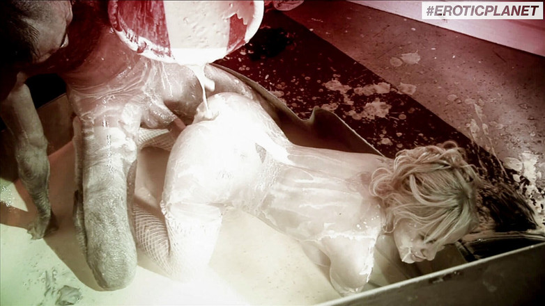 Erotic Planet X: Pisang S5: Awek panas berkongkek dengan banyak krim dan susu