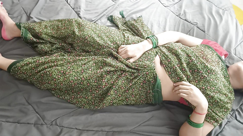 Pyaripooja22: Bhabhi hladila její sexy kundičku, pak přišel švagr a ošukal ji