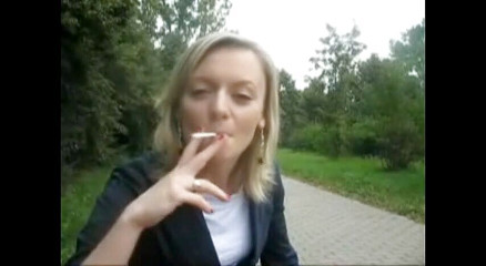 Femdom Austria: Frumusețe blondă care fumează o țigară în aer liber