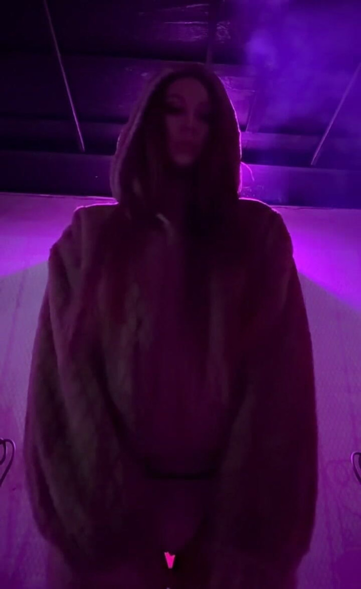 Artemisia Love: Одна — сигарета в бикини и куртке в клубе