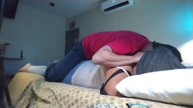 Stepmom_with_big_tits: Thong merah comel dihisap dengan baik ke dalam pantat besar...