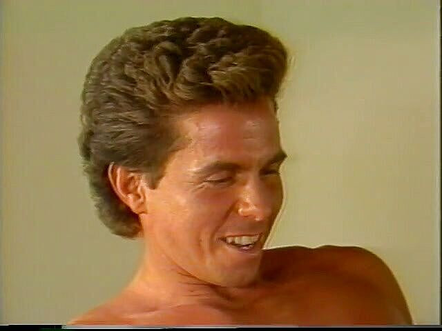 MILF Station: 배에 타고 있는 여자 친구를 초대하는 부자