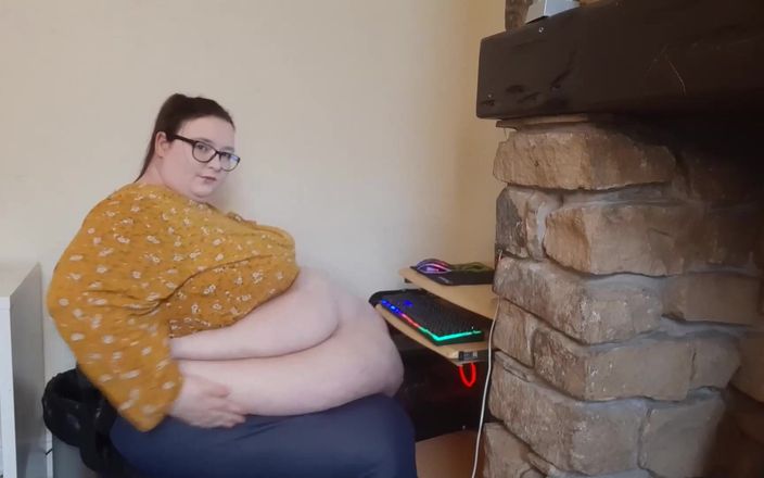 SSBBW Lady Brads: Being the fattest girl at work is a real struggle