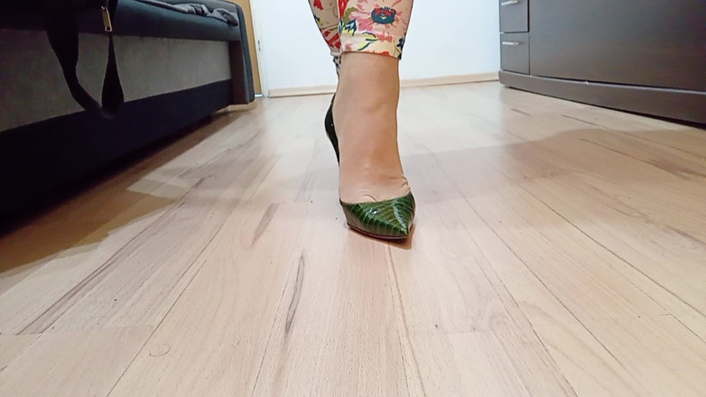 High Heels Kingdom: क्रॉसड्रेसर सेक्सी सांप के चमड़े की ओर इशारा करते हुए कैसडेई हाई हील्स पंप में चलता है