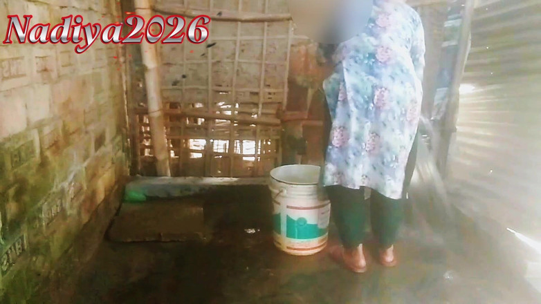 nadiya2026: Как Ami принимает душ в ванной.