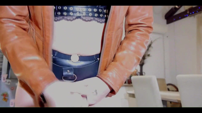 MilfyCalla: Vibrator legat - Fetiș cu jachetă de piele, scuipat și tachinare intensă -...