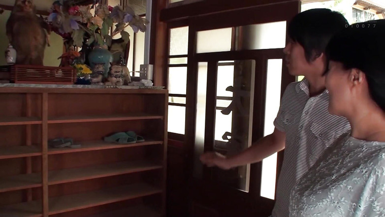 MBM3988: M607g03 Ce o femeie matură care trăiește în munții Gunma aplicat...