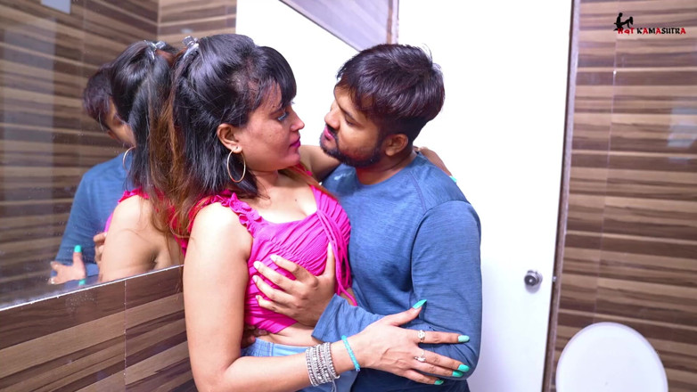 HOTKAMASUTRA: Special Blowjob and Fucking Inside Pussy