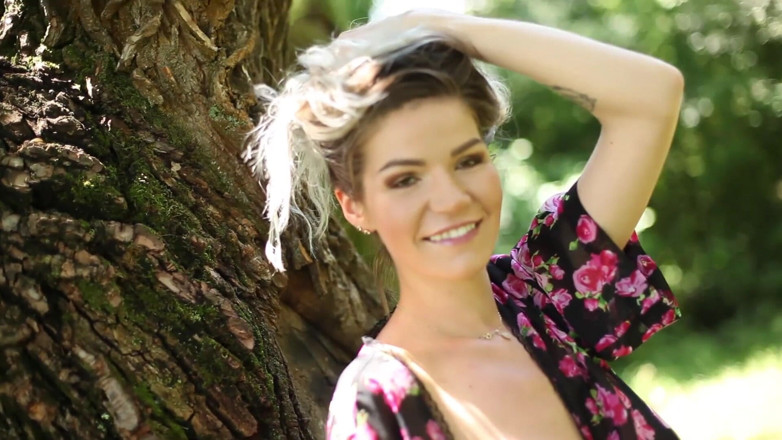 XCZECH: Summertime dress of Daniela