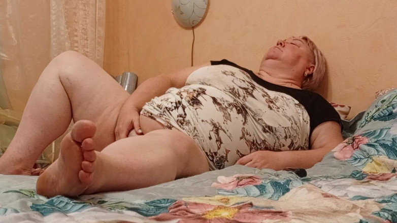 Zona901: Вечерняя мастурбация киски от мачехи