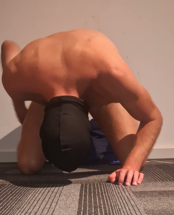 NoFace Twink X: Jogo anal! Twink adora colocar brinquedo na bunda
