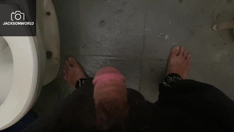 Jackson World: Påkommen med att ta en privat stund i badrummet